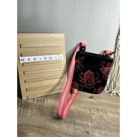 Juicy Couture Handbags - Juicy Couture Y2K 2000s Crest Velour Crossbody Purse NWT